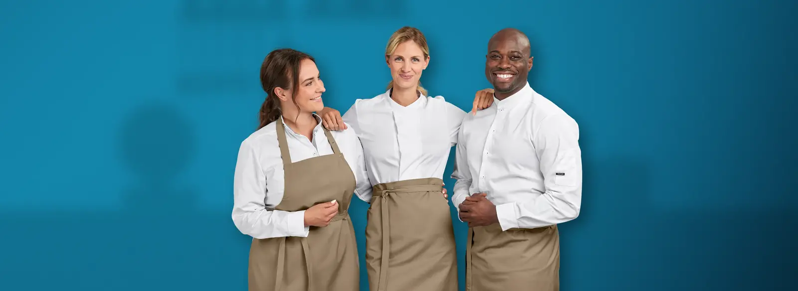 Das Bild zeigt drei MitarbeiterInnen der Gastronomie. Sie freuen sich, denn ihre Servicekleidung ist von der DBL – also modern, komfortabel, variantenreich. Und mit modischen Schnitten für Küche und Service. Sie nutzen außerdem klugerweise den DBL Mietservice für die hygienische Aufbereitung ihrer Mietkleidung. 