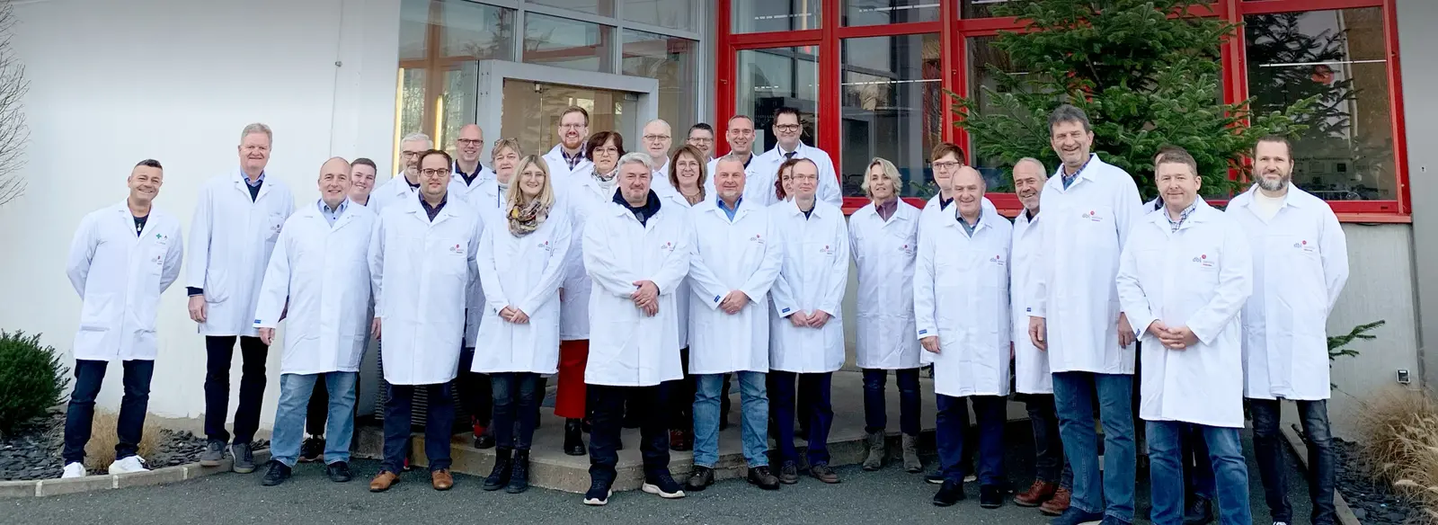 Das Bild zeigt Teilnehmer der Sicherheitsfachtagung von REMONDIS in der DBL Zentrale in Zirndorf. Die Veranstaltung, an der etwa 25 Fachkräfte aus ganz Deutschland teilnahmen, diente der Entwicklung einer Strategie für ein einheitliches Berufskleidungskonzept. Während der Tagung gab es auch eine Betriebsführung, bei der die Teilnehmer den komplexen Bearbeitungsprozess der Berufskleidung bei der DBL kennenlernen konnten.