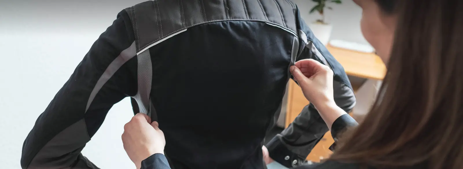 Ein Mitarbeiter erhält eine Anpassung an seiner Berufskleidung, die perfekt auf den Arbeitsplatz und individuelle Bedürfnisse zugeschnitten ist. Die sorgfältige Auswahl und Anpassung von Arbeitskleidung unterstreicht die Wichtigkeit von Komfort, Funktionalität und Design. Der DBL Mietservice hilft Unternehmen dabei, diese Aspekte mit professionellen Beratungslösungen umzusetzen.